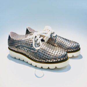 Sneakers donna forata estiva pelle fondo gomma light argento artigianale made in italy.jpg